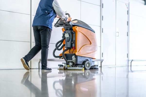 Floor-machine-in-use-with-lithium-battery